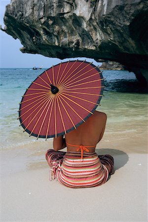 Woman With Parasol Sitting on the Beach Foto de stock - Con derechos protegidos, Código: 700-01646121