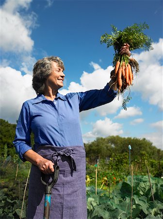 farmhand (female) - Woman Holding Carrots in Garden Stock Photo - Rights-Managed, Code: 700-01718032