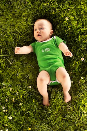 Bébé couché dans l'herbe Photographie de stock - Rights-Managed, Code: 700-02010272