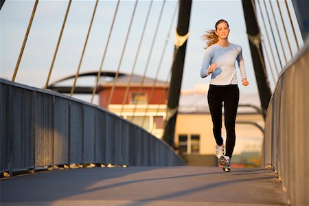 Woman Jogging on City Bridge, Portland, Oregon, USA Foto de stock - Con derechos protegidos, Código: 700-02081904