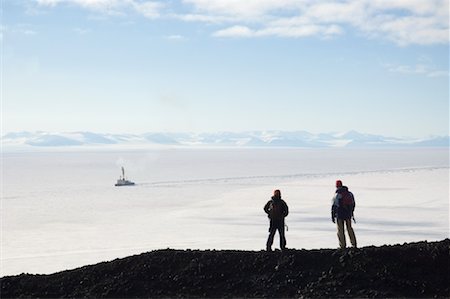 simsearch:700-03484601,k - Man and Woman Watching Icebreaker on Ross Sea, Ross Island, McMurdo Sound, Ross Dependency, Antarctica Foto de stock - Con derechos protegidos, Código: 700-02121078