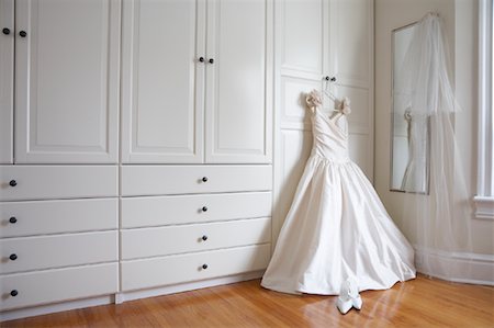 Robe de mariée accroché sur la porte du placard Photographie de stock - Rights-Managed, Code: 700-02121267