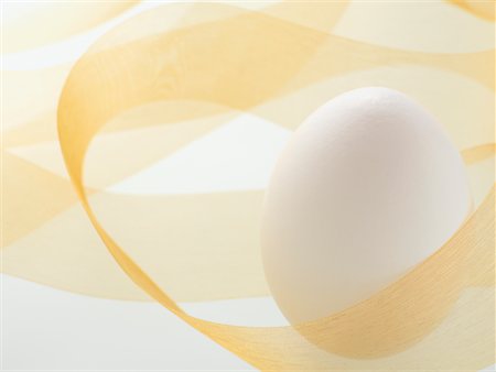 simsearch:600-07110444,k - Yellow Ribbon Wrapped Around Egg Stock Photo - Rights-Managed, Code: 700-02245194