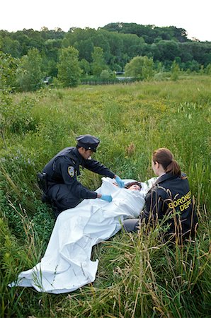 dead body blue image online - Agents de police avec le corps de la femme dans le domaine, Toronto, Ontario, Canada Photographie de stock - Rights-Managed, Code: 700-02348167