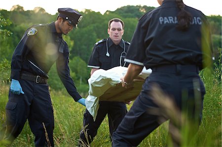 dead body blue image online - Police et ambulanciers sac de corps en champ, Toronto, Ontario, Canada Photographie de stock - Rights-Managed, Code: 700-02348205