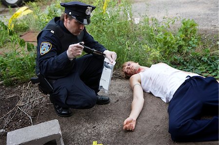 dead body blue image online - Officier de police avec les preuves et le cadavre sur les lieux du Crime, Toronto, Ontario, Canada Photographie de stock - Rights-Managed, Code: 700-02348262