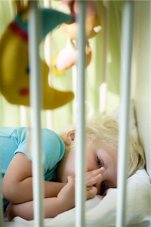Enfant couché dans la crèche Photographie de stock - Rights-Managed, Code: 700-02371599