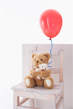 Teddy Bears with Balloon in Chair Foto de stock - Con derechos protegidos, Código: 700-02429263