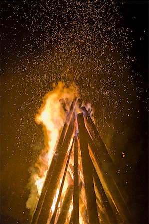 Bonfire at Winter Solstice, Hof bie Salzburg, Austria Stock Photo - Rights-Managed, Code: 700-02586193