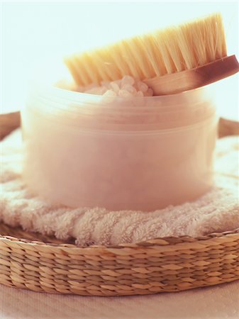 Brosse, sels de bain et débarbouillette dans panier Photographie de stock - Rights-Managed, Code: 700-02594196