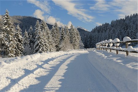 Snow Covered Road, Elmau, Bavière, Allemagne Photographie de stock - Rights-Managed, Code: 700-02671153