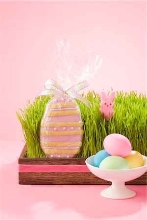 easter cookie - Egg Shaped Easter Cookie in Grass Filled Tray with Marshmallow Bunny and Dish of Dyed Eggs Foto de stock - Con derechos protegidos, Código: 700-02694064