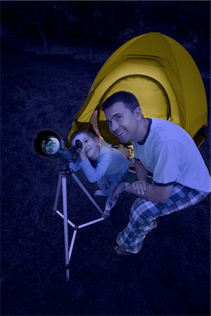 Father and Son Camping in the Backyard at Night, Looking Through Telescope Foto de stock - Con derechos protegidos, Código: 700-02698423