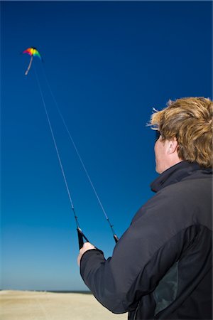 sky in kite alone pic - Man Flying Kite Foto de stock - Con derechos protegidos, Código: 700-02700097
