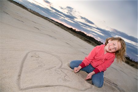 französin - Mädchen und Herz im Sand am Strand gezeichnet Stockbilder - Lizenzpflichtiges, Bildnummer: 700-02700109