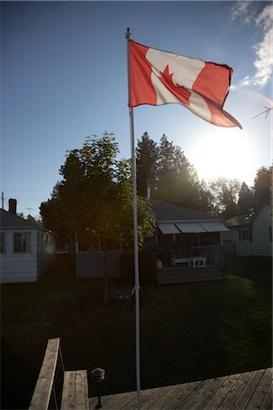 simsearch:700-02738087,k - Canadian Flag and Houses near Presqu'ile Provincial Park, Ontario, Canada Foto de stock - Con derechos protegidos, Código: 700-02738088