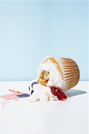 Mushed Cupcake With American Flag Foto de stock - Con derechos protegidos, Código: 700-02738570