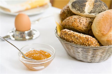 Bowl of Marmalade and Basket of Bread on Breakfast Table Foto de stock - Con derechos protegidos, Código: 700-02912327