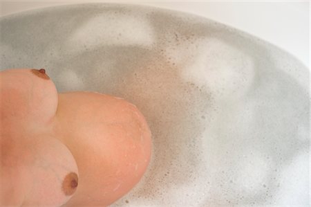 Femme enceinte se détendre dans la baignoire Photographie de stock - Rights-Managed, Code: 700-02922728