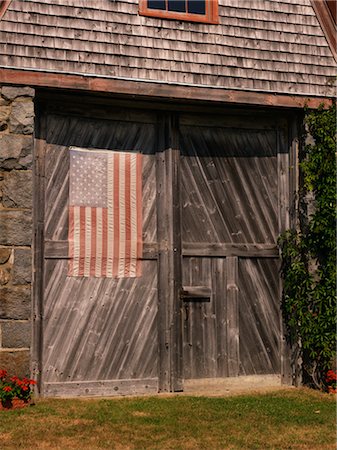 photos old barns - Drapeau américain sur l'ancienne porte de grange, Maine, USA Photographie de stock - Rights-Managed, Code: 700-02954824