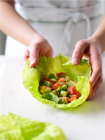 Woman Wrapping Chopped Avocado, Tomato and Cilantro in a Cabbage Leaf Foto de stock - Con derechos protegidos, Código: 700-03053780