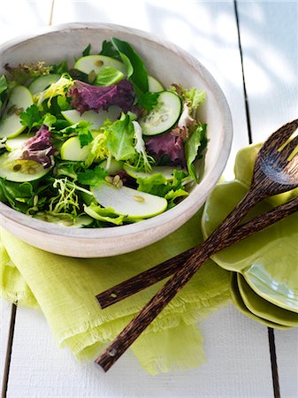 Mixed Lettuce Salad With Green Apples, Pumpkin Seeds and Cucumber Foto de stock - Con derechos protegidos, Código: 700-03053798