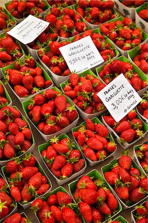 fruit stand basket - Strawberries, Les Halles Market, Quimper, Finistere, Brittany, France Foto de stock - Con derechos protegidos, Código: 700-03068131