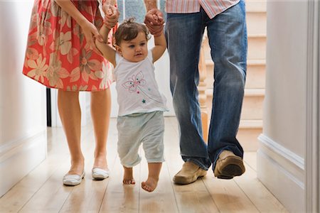 Les parents aider bébé à pied Photographie de stock - Rights-Managed, Code: 700-03068714