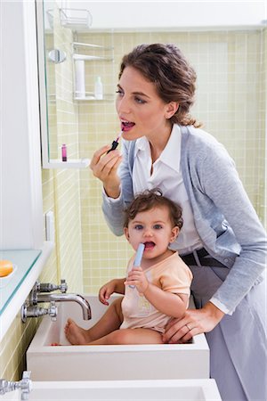 family bathroom mirror - Mother with Baby Applying Make-up Foto de stock - Con derechos protegidos, Código: 700-03068738