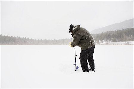 drilling (activity) - Man Ice Fishing Near Kamloops, British Columbia, Canada Foto de stock - Con derechos protegidos, Código: 700-03075794
