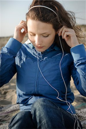 Woman on the Beach in Winter Listening to Music Foto de stock - Con derechos protegidos, Código: 700-03178611