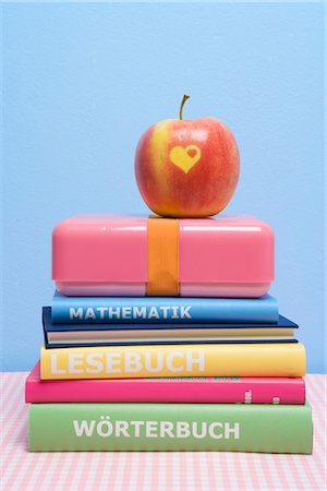 stack of books - Apple on Stack of Books Stock Photo - Rights-Managed, Code: 700-03298880