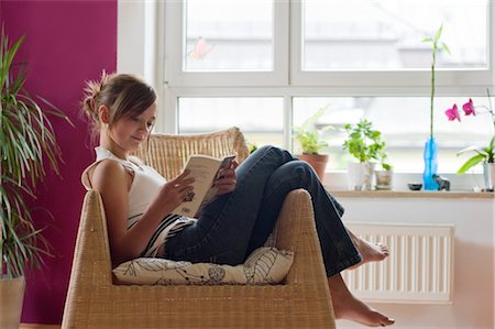 Teenage Girl Reading Book Foto de stock - Con derechos protegidos, Código: 700-03333127
