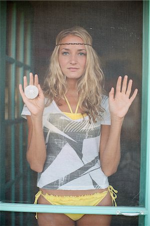 Portrait of Woman with Sand Dollar Foto de stock - Con derechos protegidos, Código: 700-03407856