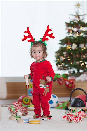 sleeper - Little Girl jouets Unwrapping à côté du sapin de Noël Photographie de stock - Rights-Managed, Code: 700-03439536