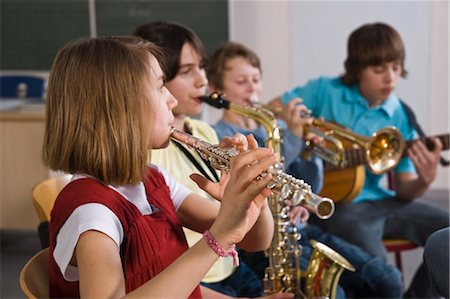 simsearch:700-03445088,k - Students in Music Class Foto de stock - Con derechos protegidos, Código: 700-03445126