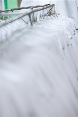 simsearch:693-06018948,k - Chemises blanches suspendus sur des cintres Photographie de stock - Rights-Managed, Code: 700-03446176