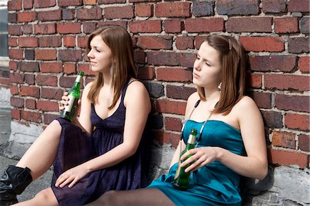 entre 19 y 20 años - Teenage Girls Drinking Alcohol Foto de stock - Con derechos protegidos, Código: 700-03454519