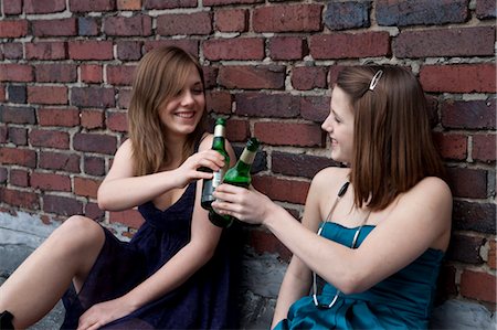 simsearch:600-03456226,k - Teenage Girls Drinking Alcohol Stock Photo - Rights-Managed, Code: 700-03454520