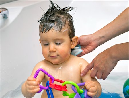 simsearch:632-05554011,k - Little Boy Being Washed in Bathtub Stock Photo - Rights-Managed, Code: 700-03456182