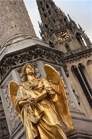 Angel Statue and Zagreb Cathedral, Kaptol, Zagreb, Croatia Foto de stock - Con derechos protegidos, Código: 700-03456439