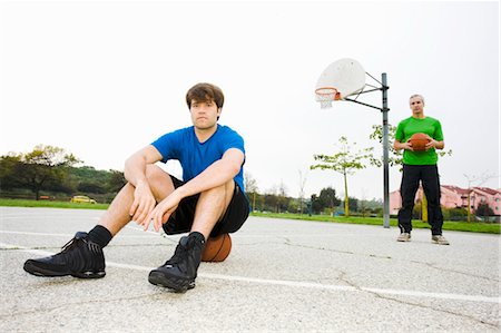 simsearch:632-06317210,k - Father and Son on Basketball Court Foto de stock - Con derechos protegidos, Código: 700-03506293