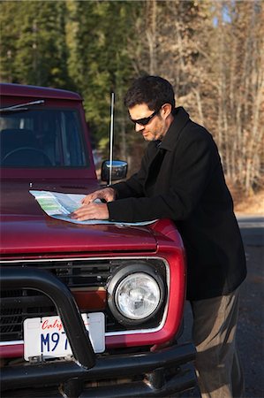 simsearch:700-03503010,k - Man Reading Road Map on Hood of Car, Lake Tahoe, California, USA Stock Photo - Rights-Managed, Code: 700-03503006