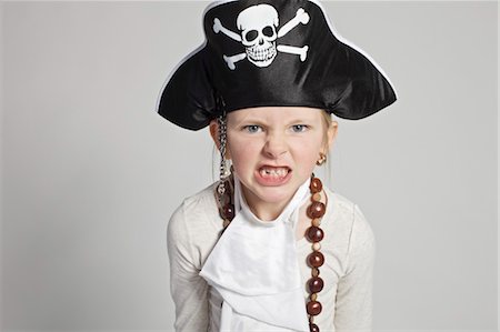 dress up girl - Fille habillée comme Pirate Photographie de stock - Rights-Managed, Code: 700-03520355