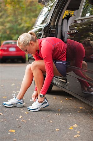 running in the fall - Woman Lacing Shoes, Green Lake Park, Seattle, Washington, USA Foto de stock - Con derechos protegidos, Código: 700-03554454