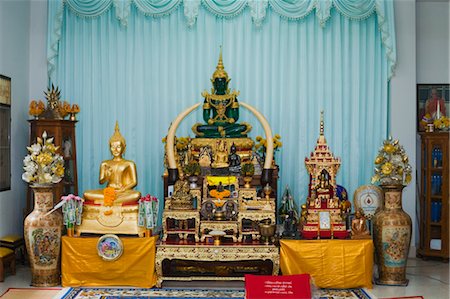 saltar - Altar with Green Jade Buddha at Wat Luang, Ubon Ratchatani, Thailand Stock Photo - Rights-Managed, Code: 700-03586715