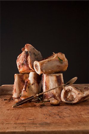 piles of bones - Nature morte d'os de moelle de boeuf cuit Photographie de stock - Rights-Managed, Code: 700-03622985