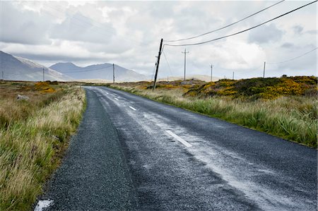 energieversorgung - Land Road, Connemara, County Galway, Provinz Connacht, Irland Stockbilder - Lizenzpflichtiges, Bildnummer: 700-03659212