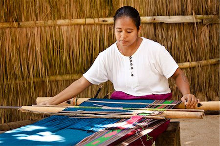 Woman Weaving Ikat Cloth, Sumba, Indonesia Foto de stock - Con derechos protegidos, Código: 700-03665839