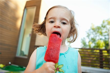 Petite fille mangeant Popsicle Photographie de stock - Rights-Managed, Code: 700-03696881